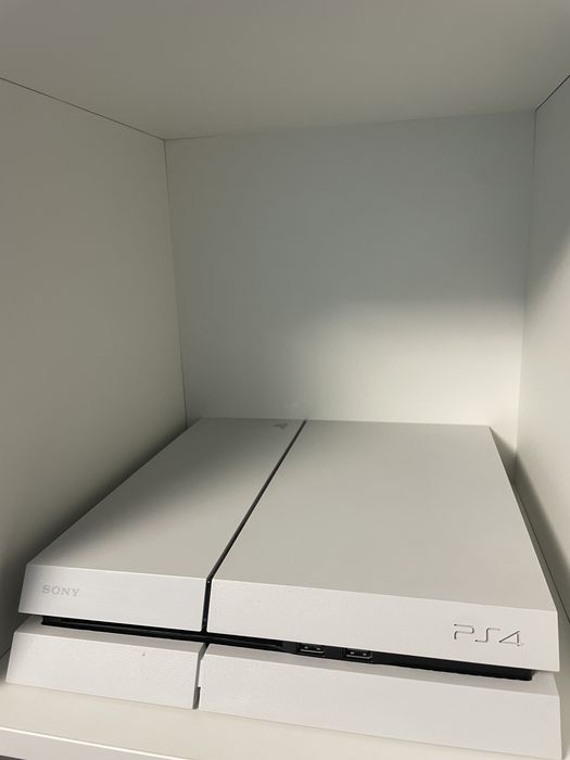 PS4 Glacier White 2TB + 2 controllere originale + 2 jocuri