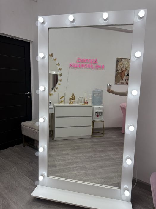 Зеркало с подсветкой 190×100, новое, на колёсиках.