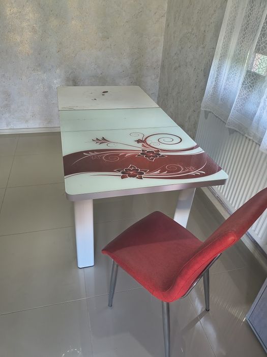 Vând masa extensibila plus 6 scaune