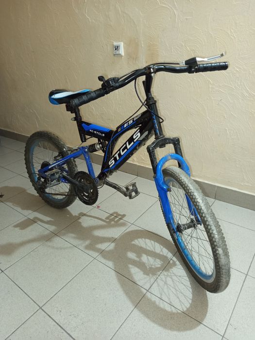 Синий горный велосипед