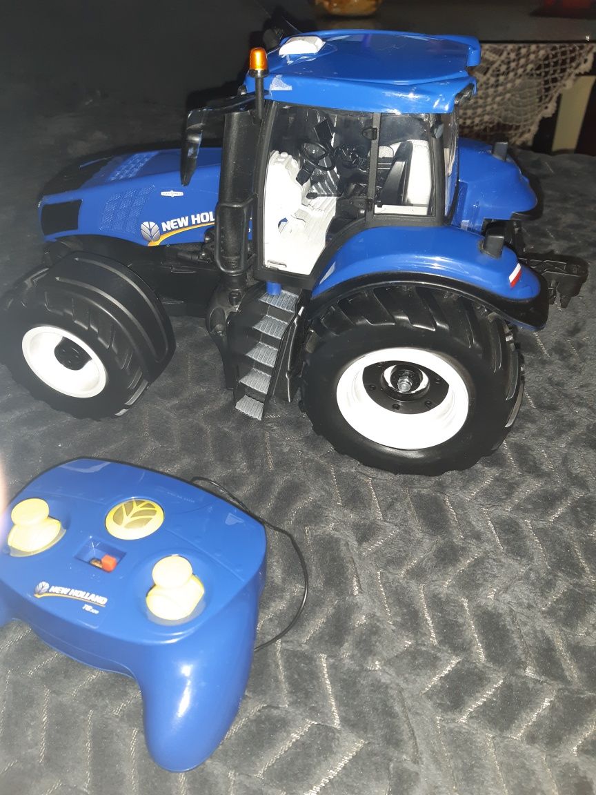 Tractoras Maisto New Holland cu telecomanda., este ca nou,.