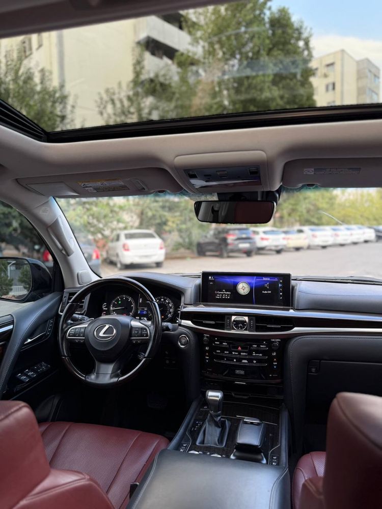 Lexus LX 570.