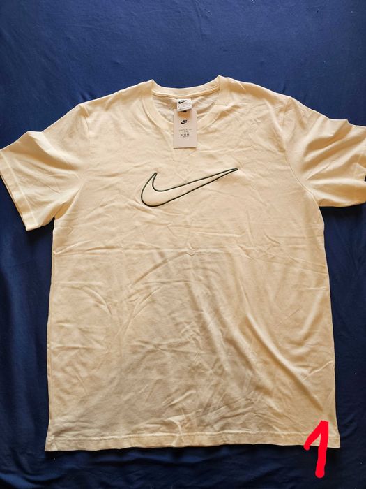 Продават се тениски NIKE