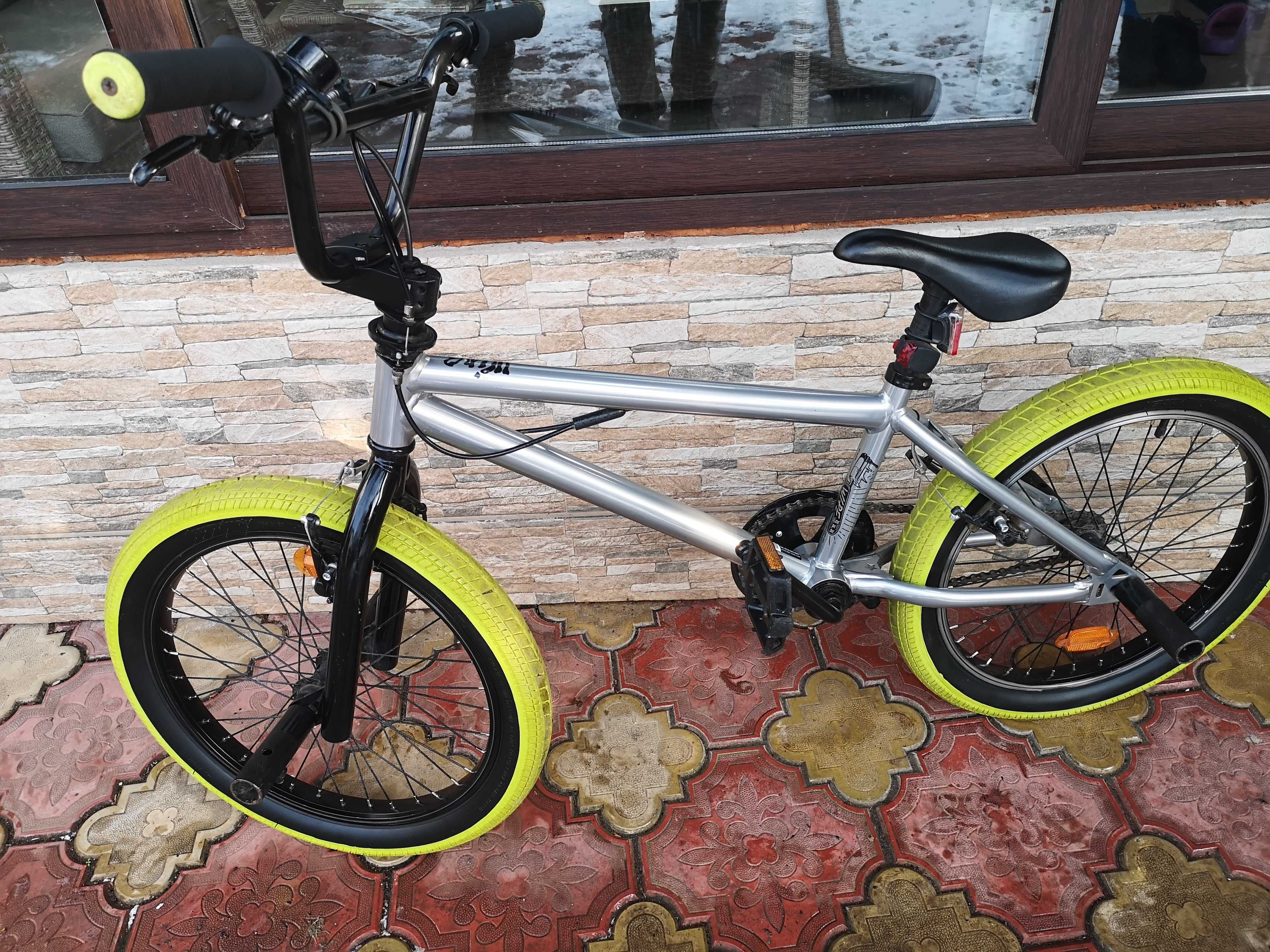 Bicicleta Dechatlon BMX cu peguri