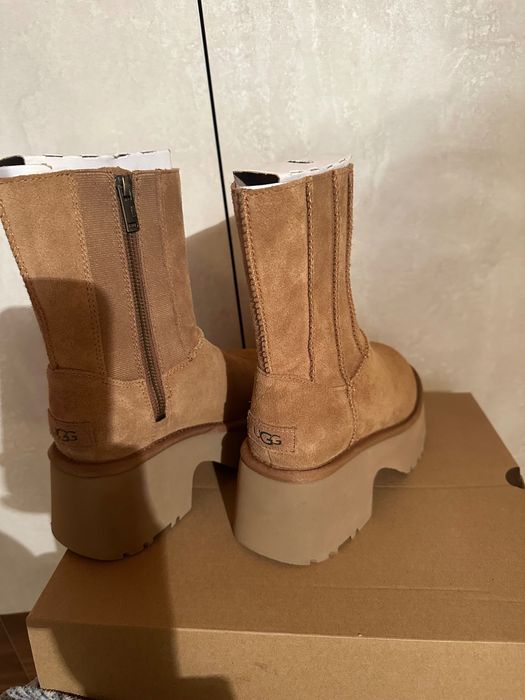 UGG Велурени ботуши до прасеца Classic Twin