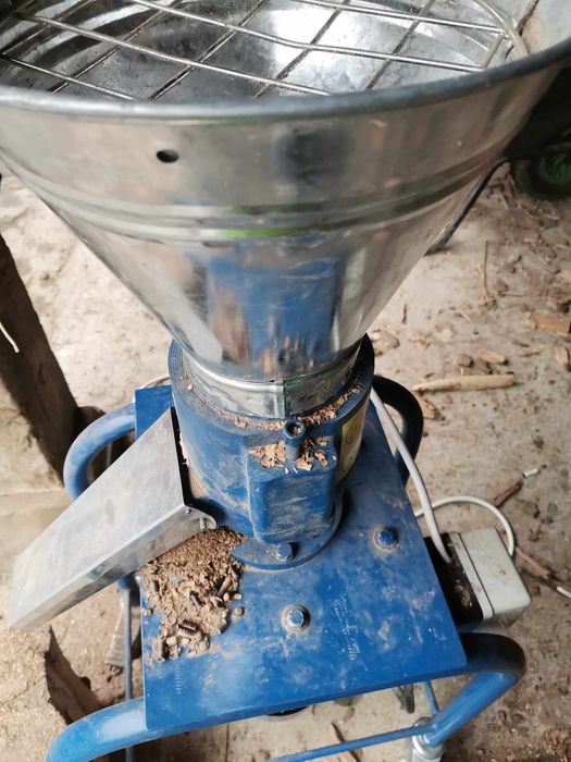 Vând urgent presă peleți