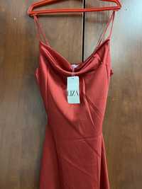 Женское длинное красное шелковое атласное  платье на тонких бретельках