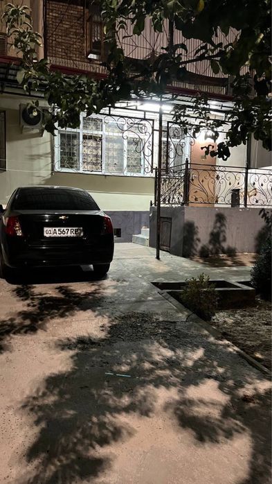 Uy sotiladi Algaritmda 1 etaj 4 xona 5 xona qilingan