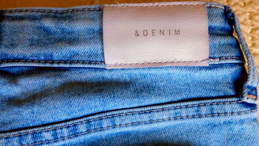 Детски дънки Denim с бродерия и дължина 64см за ръст 104см