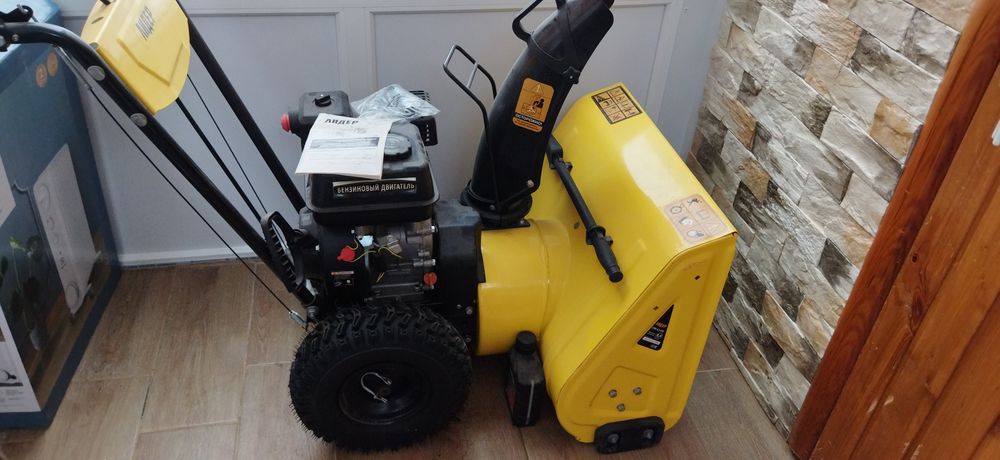 Продам снегоуборочную машину