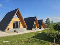 Închiriez 3 cabane A-frame .