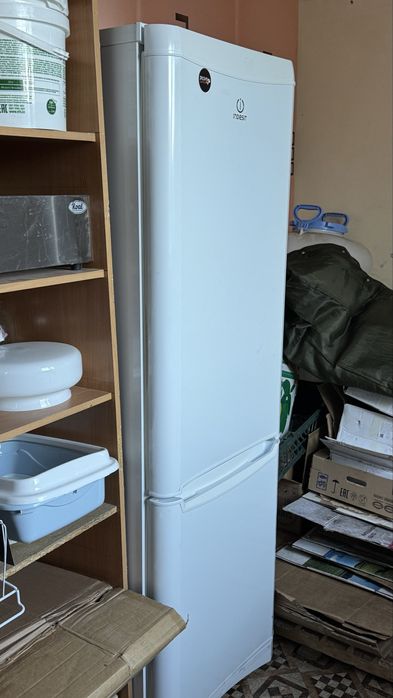 Продам холодильник Indezit