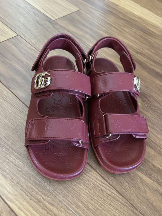 Сандали Gucci.