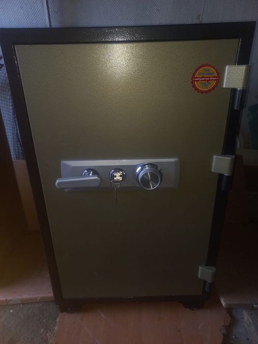 Продам сейф б/у  Topaz