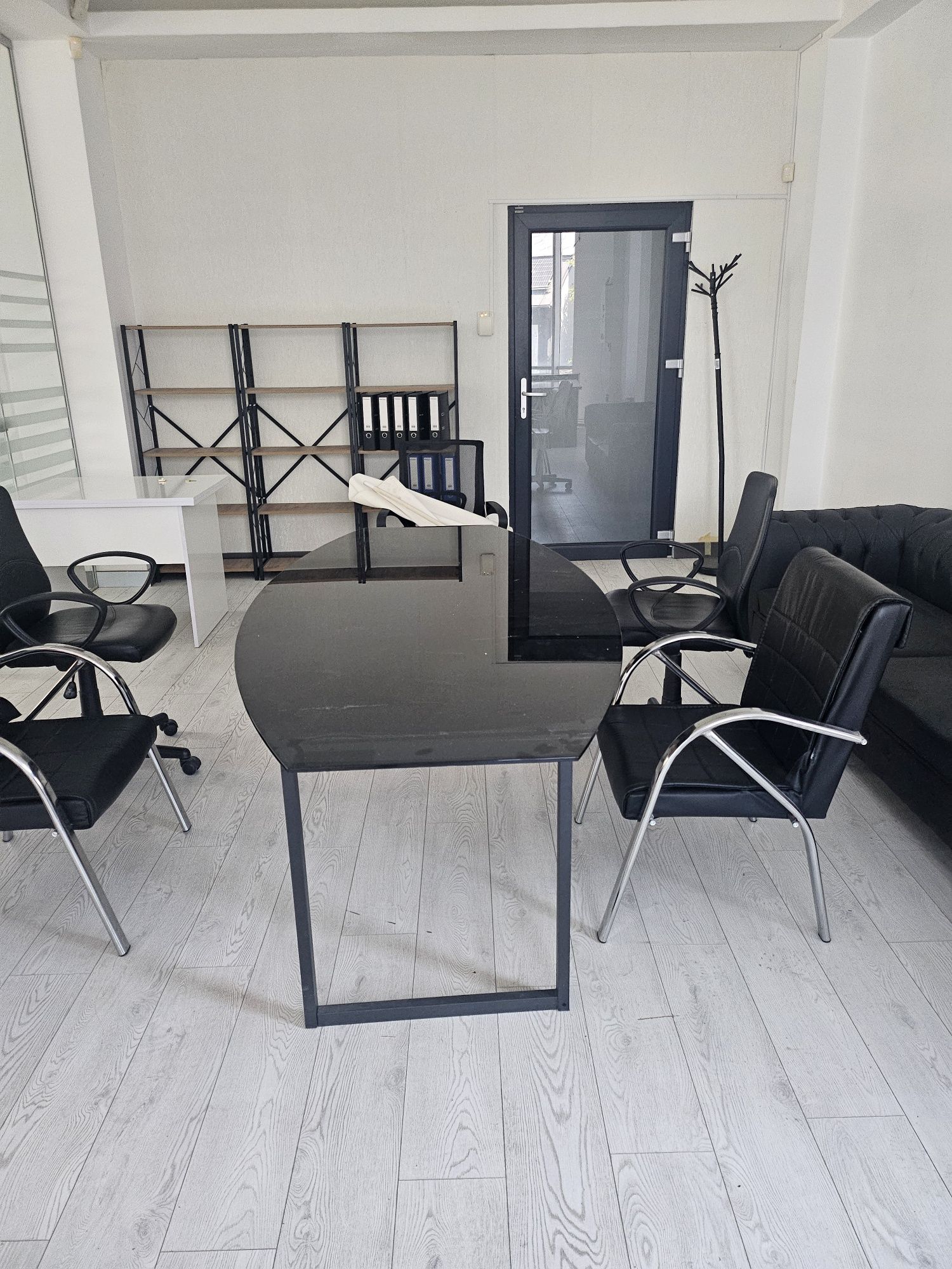 Vând masa + birou +mobilier suspendat și scaun birou