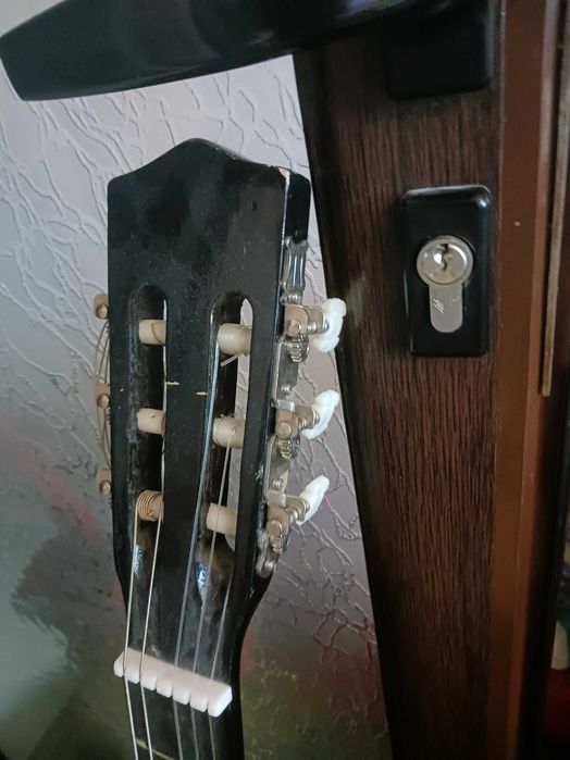 Лот  три китари,