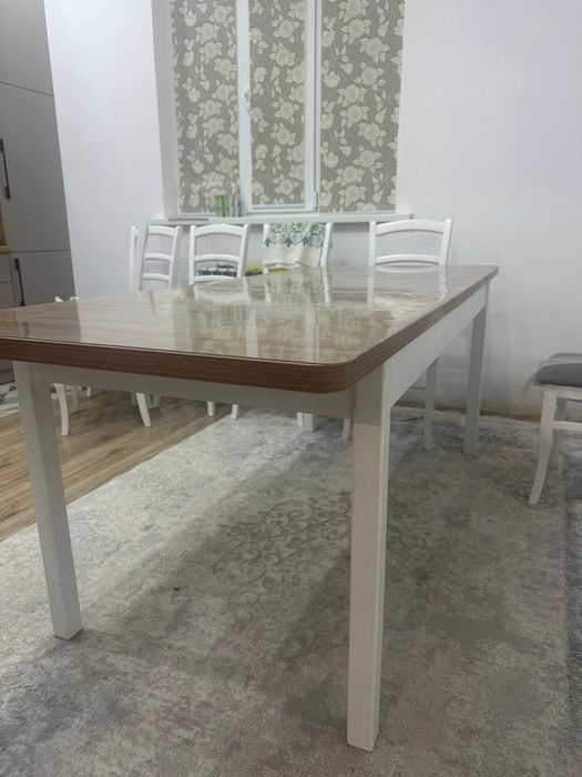 Кухонный стол в хорошем состоянии