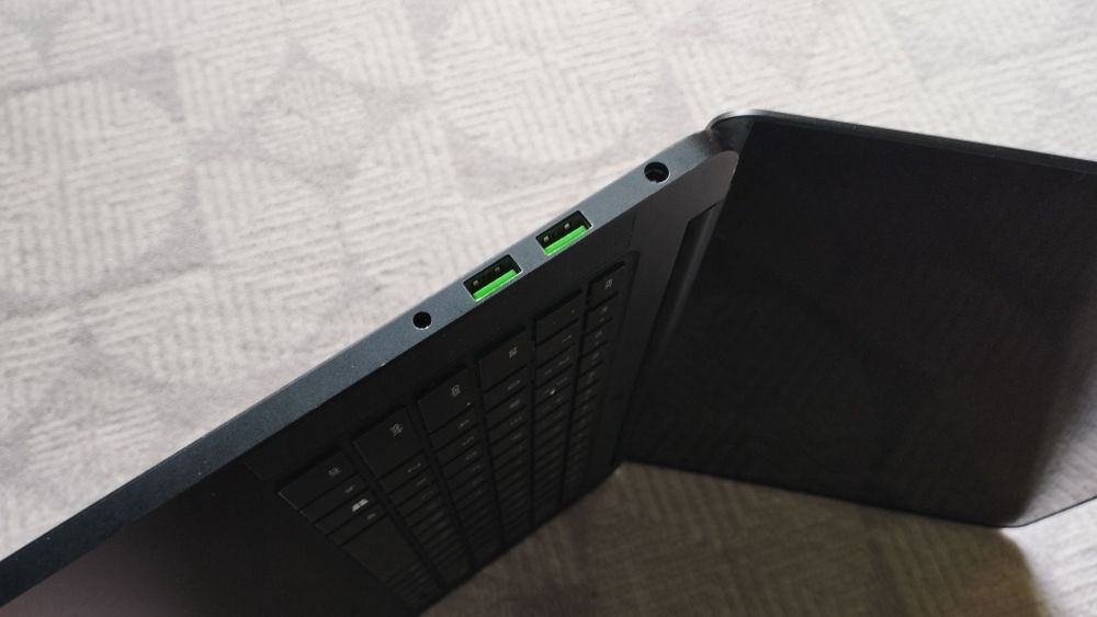 Razer blade 14" din 2016, i7 ; 16 gb ram; GPU 960/970 2gb