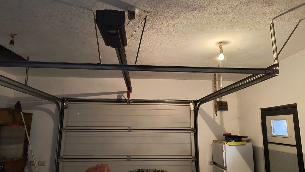 Uşă garaj motorizată hormann + 3 uşi fara motor