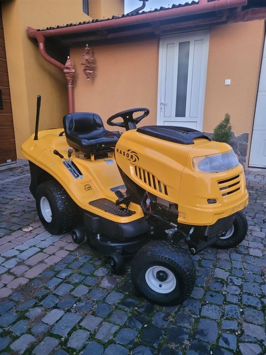 Tractoras tuns iarbă, gazon.