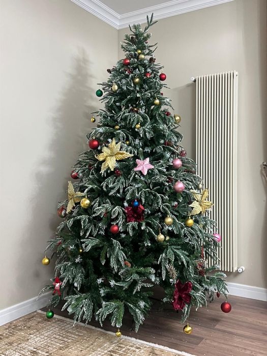 Елка искусственная, со «снежком». Высота примерно 2,40 м.