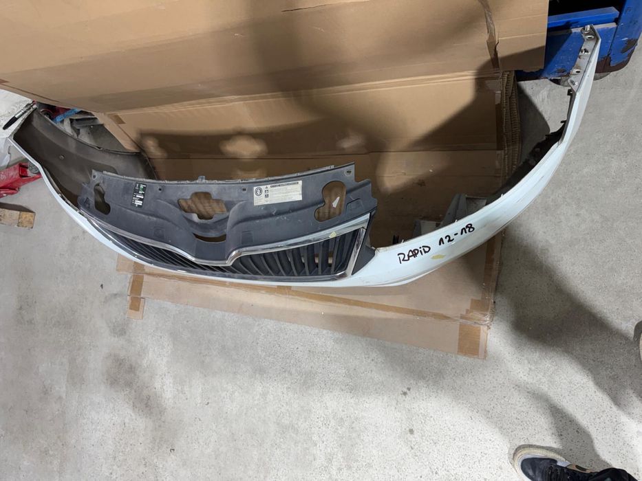 Bara fata + grila centrala Skoda Rapid 12/2013/2014/2015/2016/2017/18