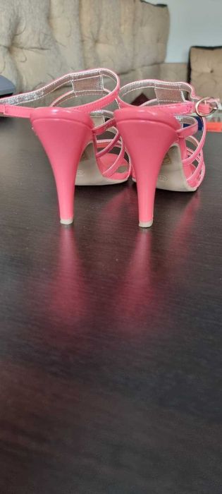Sandale de dama roz purtate foarte putin Marimea 37