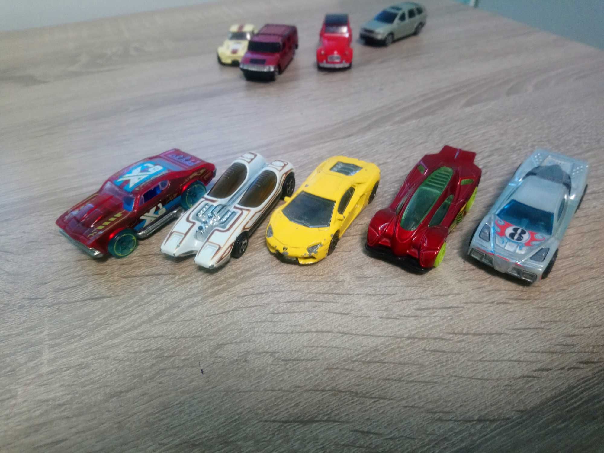 27 метални колички Hot Wheels / CARS + подарък