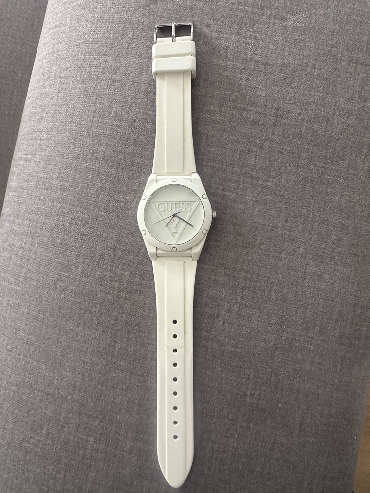 Часовник Guess