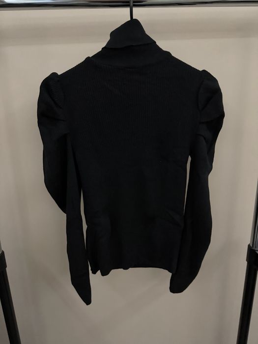 Черна блуза с ефектни ръкави