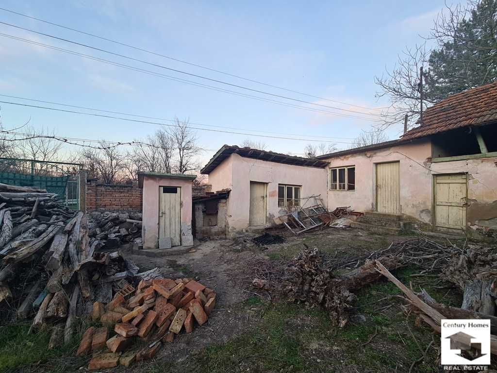 116209 Едноетажна тухлена къща с гараж и кладенец в с. Хотница