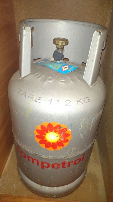 Vând 3 butelii pentru aragaz 200 lei buc.