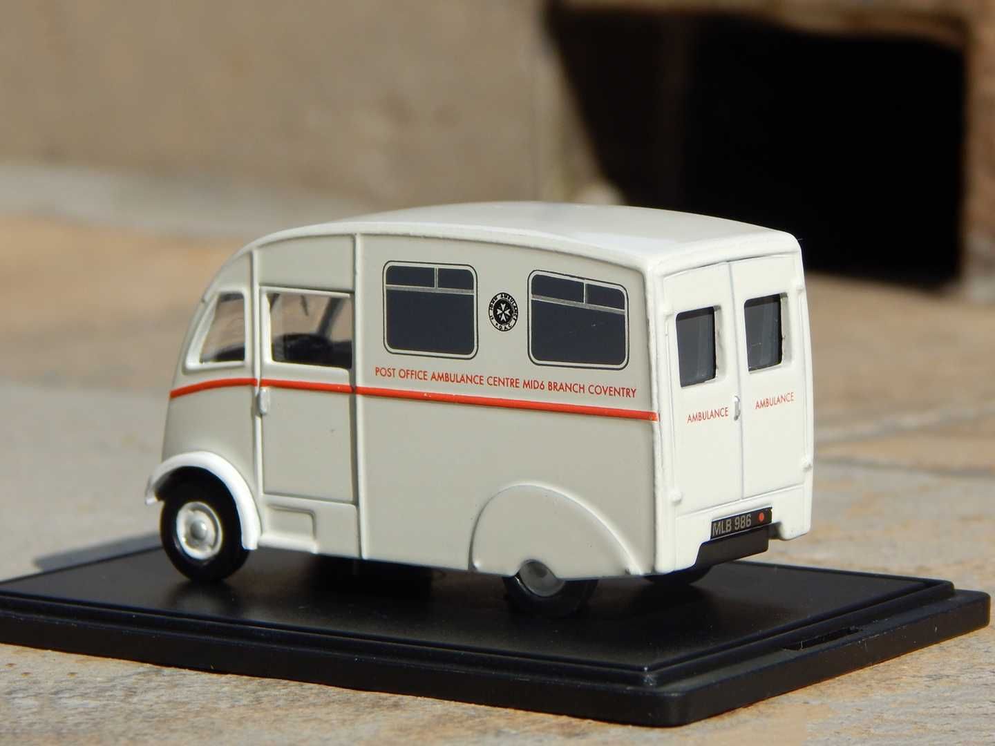 Macheta ambulanta epoca englezeasca Commer Q25 sc 1:76 Oxford vitrina