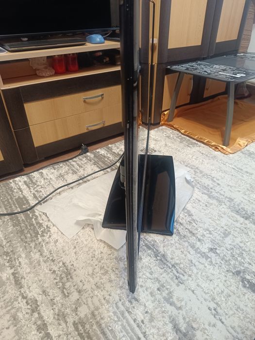 Tv LG funcțional, plus telecomandă