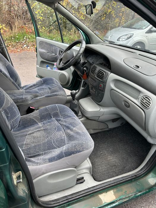 Автомобил Рено Сценик