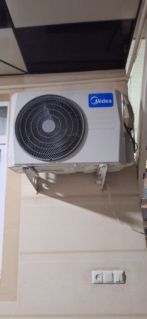 Midea 18 low voltage. Black