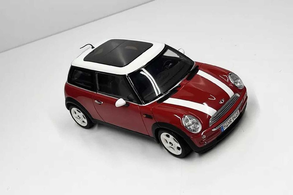 Продавам метална количка MINI Cooper R50 на Kyosho в мащаб 1:18