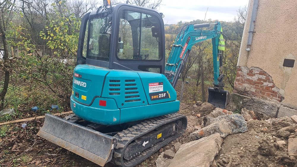 Transport sorturi și efectuez lucrări cu miniexcavator.