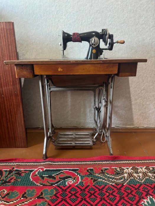 Продам шв.машину, ТВ, кровати