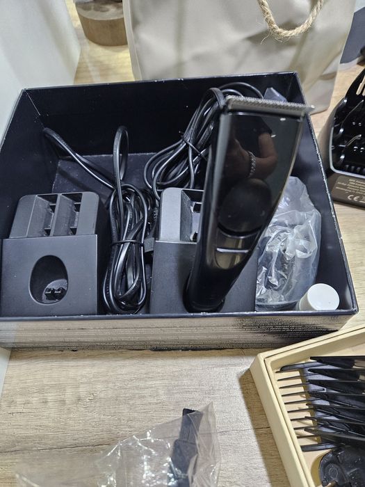 малка машинка със зарядна станция