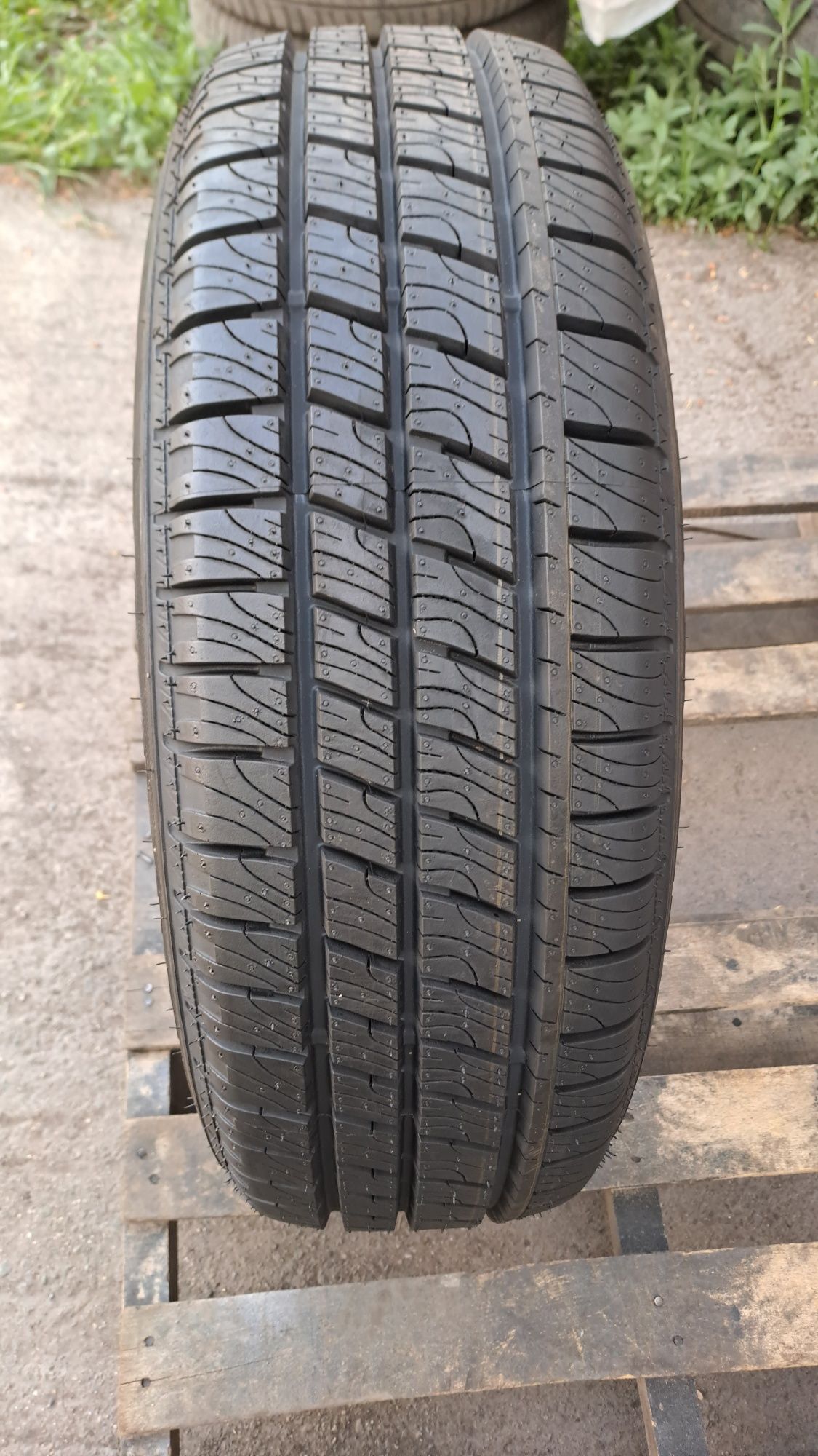 1бр. 205/65/16C Goodyear Cargo Vector 2, Бусова