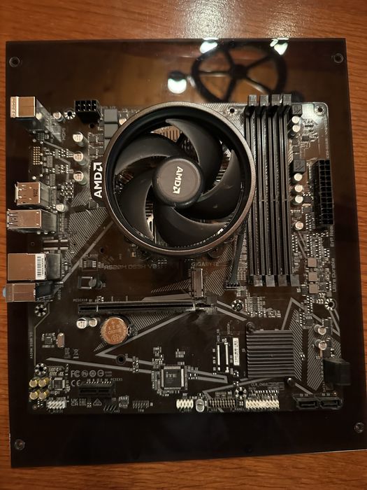 Procesor AMD Ryzen 5 5600 4.4GHz + placa de baza gygabyte A520M DS3