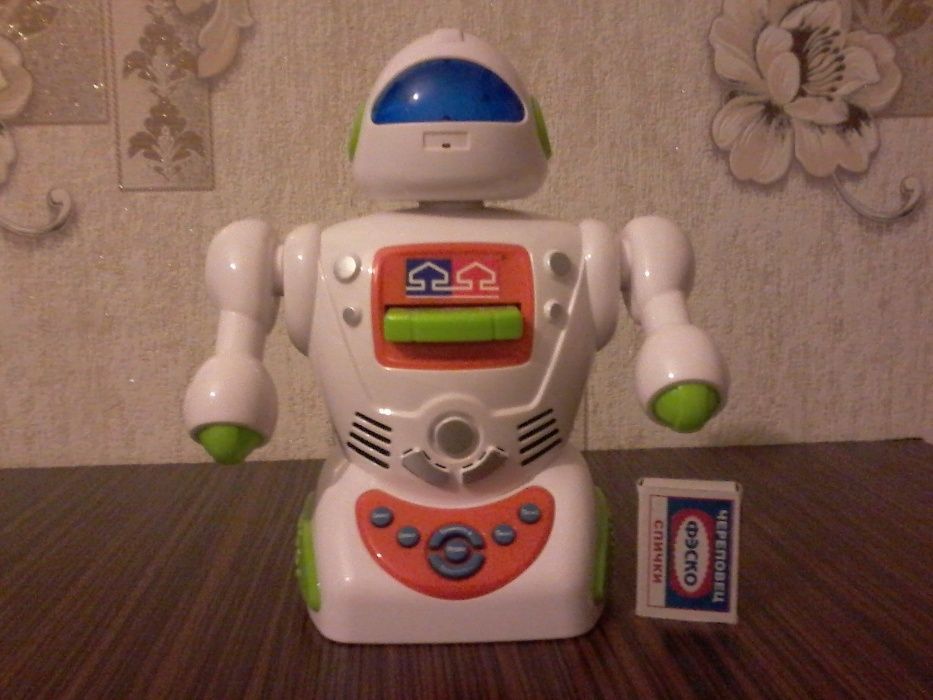 Игрушка робот поёт детские песни и рассказывает сказки