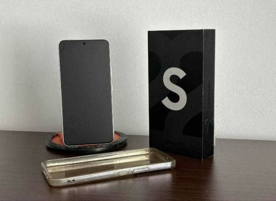 Samsung Galaxy S22 White: Snapdragon; Impecabil