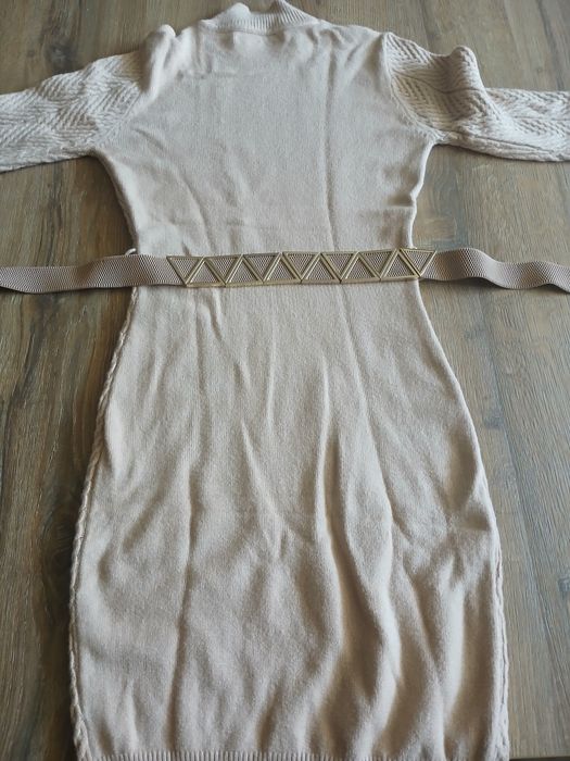 Дамска рокля с дълъг ръкав.