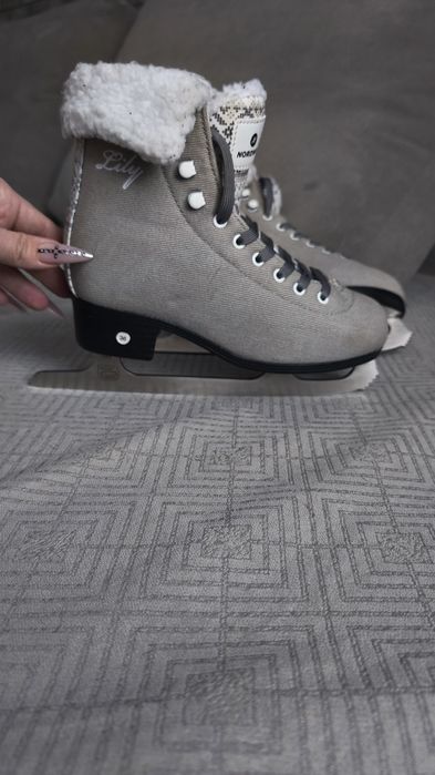 Продам коньки,р 36 на девочку .