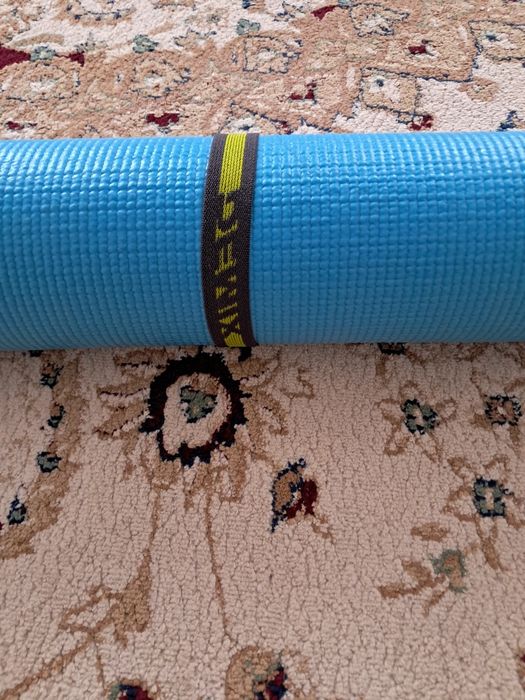 Коврик для занятий йогой.