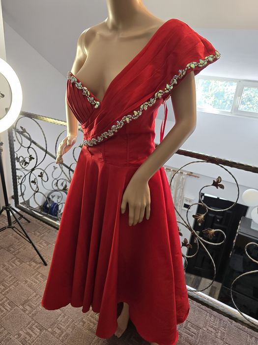 Rochie roșie cu pietre și corset