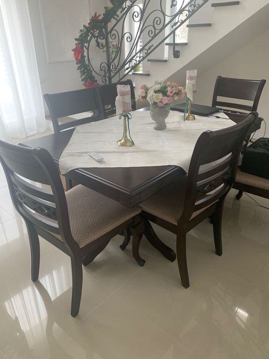 Masa cu scaune de bucătărie