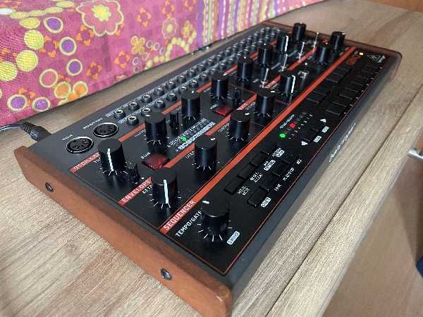 sintetizator behringer grind. ca nou